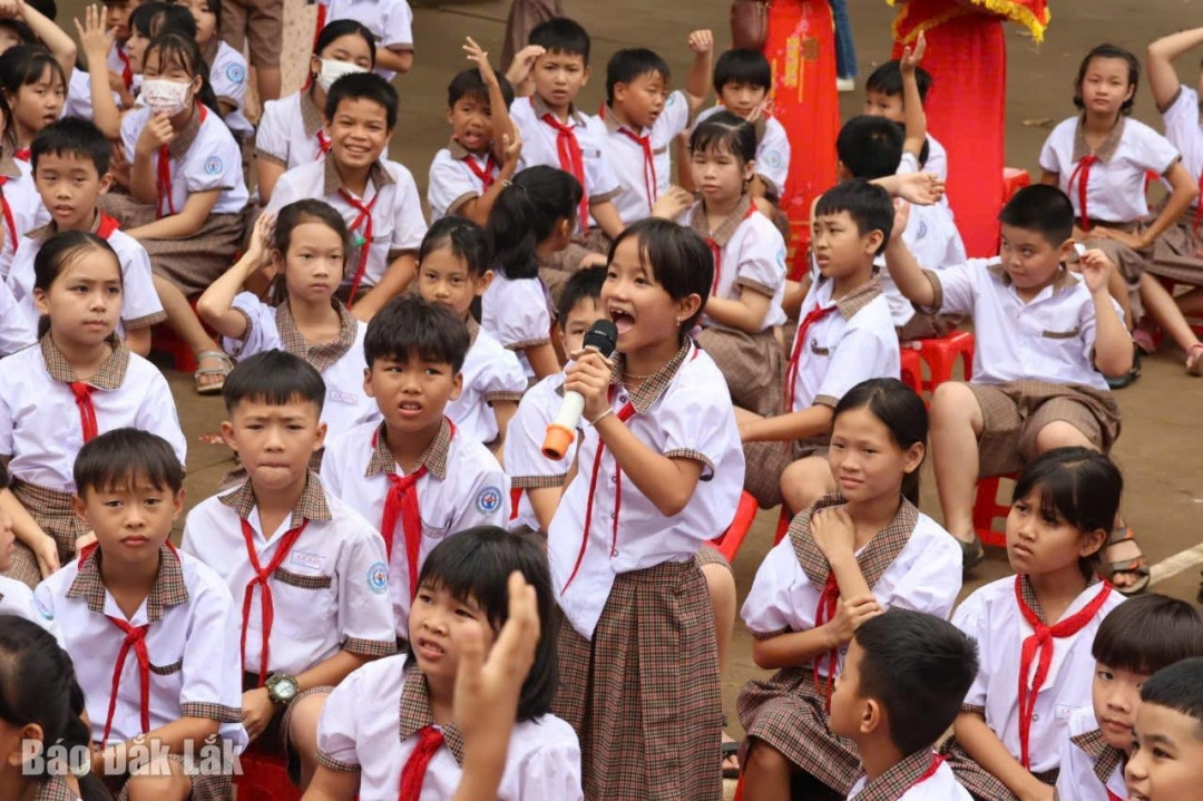 Học sinh tiểu học hăng hái tham gia phần thi kiến thức về chủ đề bảo vệ môi trường trong cuộc thi vẽ tranh