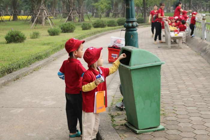 Học sinh tiểu học tham gia dọn dẹp, tạo nên những hình ảnh về bảo vệ môi trường ý nghĩa