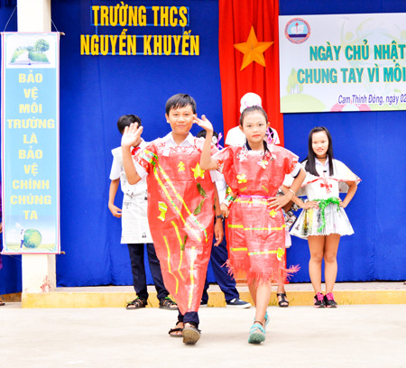 Học sinh trình diễn thời trang tái chế tại Trường THCS Nguyễn Khuyến, góp phần bảo vệ môi trường trong trường học