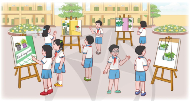 Học sinh trưng bày tranh tuyên truyền tại triển lãm dự án Hành lang xanh
