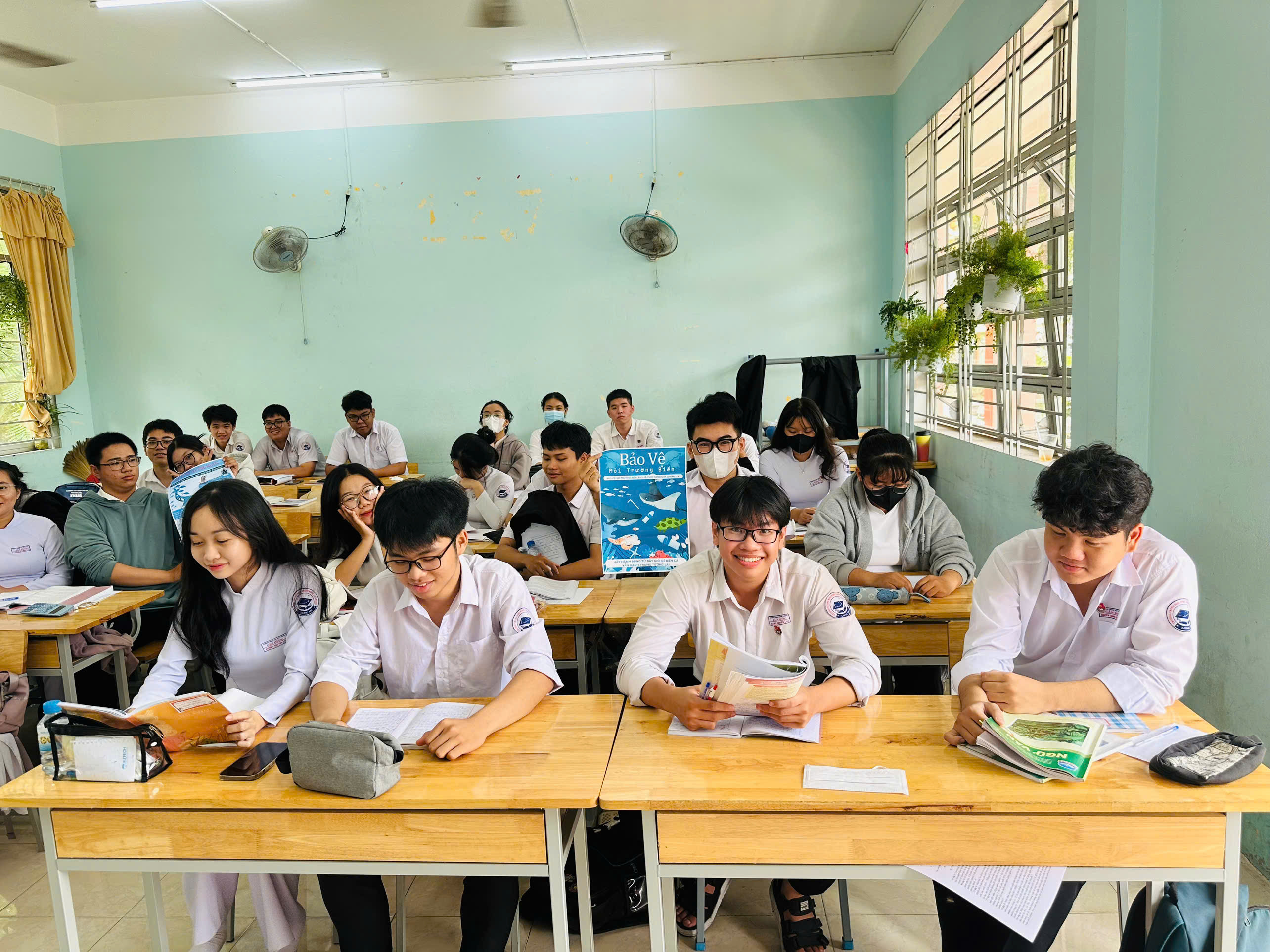 Học sinh tự tay thiết kế poster bảo vệ môi trường trong giờ học