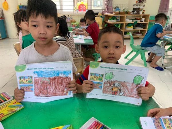 Học sinh tuyên truyền về bảo vệ môi trường qua tranh vẽ, lan tỏa thông điệp xanh