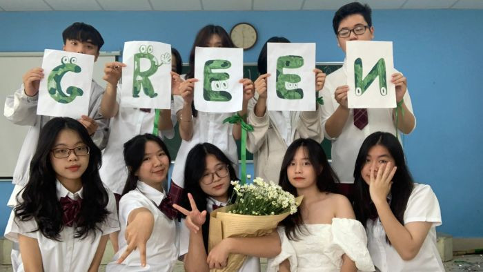 Học sinh với băng rôn tuyên truyền về môi trường, tạo nên những hình ảnh về bảo vệ môi trường của thế hệ trẻ