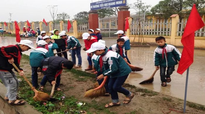 Học sinh vui vẻ trồng cây, một trong những hình ảnh về bảo vệ môi trường của tương lai