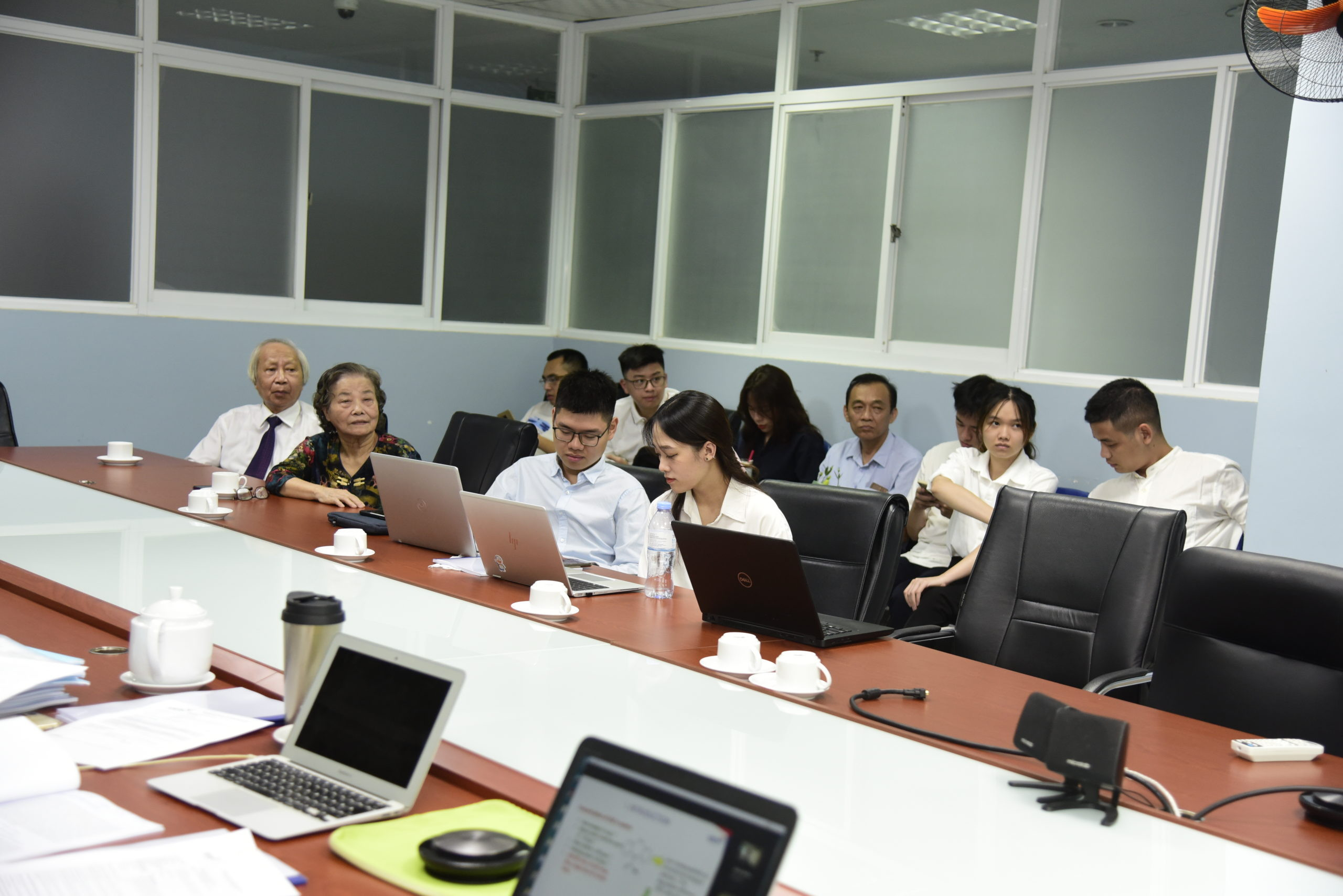 Học viên, bạn bè, người thân tham dự lễ bảo vệ luận văn bảo vệ môi trường
