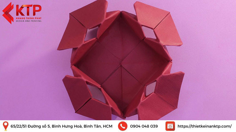 Hộp đựng rác bằng giấy được chế tác công phu và tỉ mỉ.