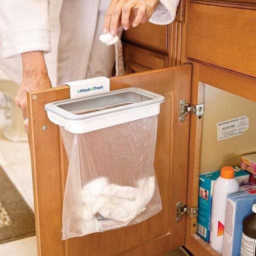 Kẹp giả thùng rác treo cánh tủ bếp, giải pháp tiết kiệm chi phí và tối ưu không gian cho các loại rác nhẹ.