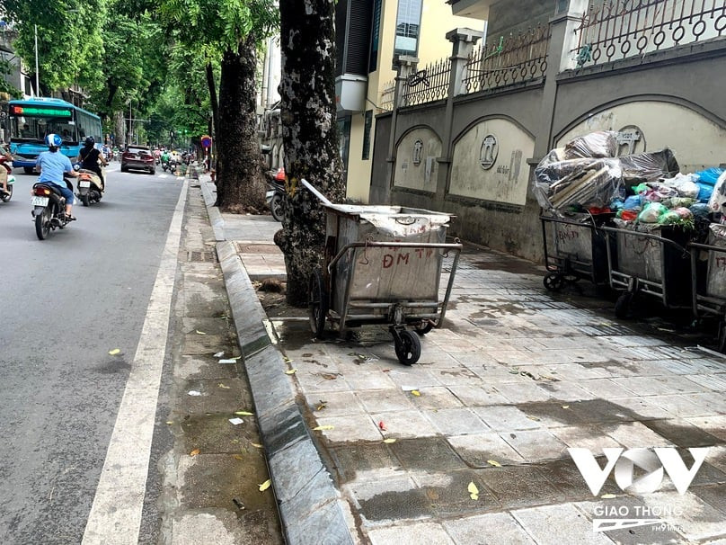 Khách bộ hành phải đối mặt với "bãi rác" tự phát, cho thấy sự thiếu ý thức xả rác và bất cập trong quản lý môi trường.