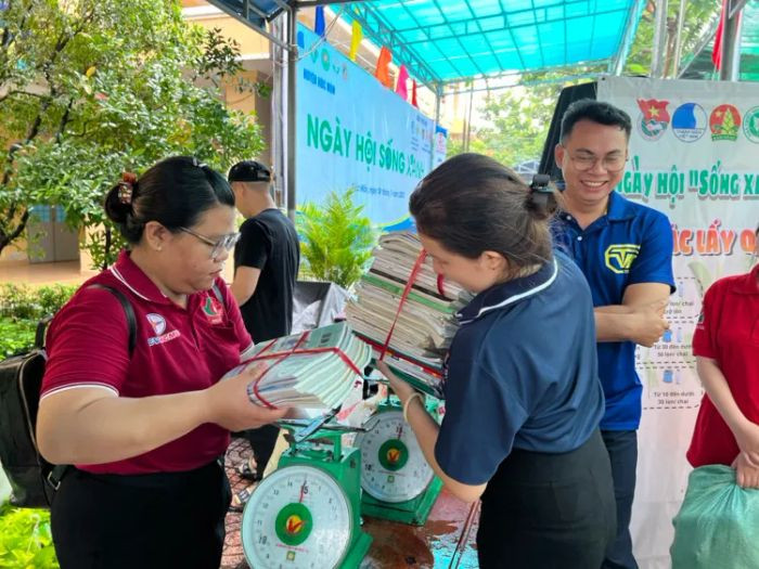 Khoảnh khắc chung tay làm sạch môi trường, tạo nên những hình ảnh về bảo vệ môi trường sống