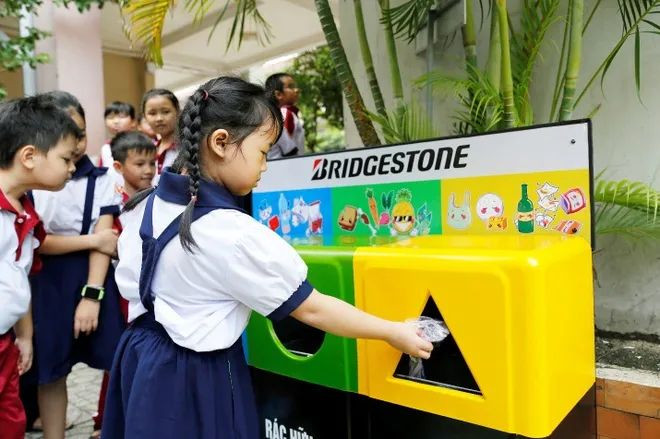 Khoảnh khắc học sinh thực hành phân loại rác, một phần của những hình ảnh về bảo vệ môi trường hàng ngày