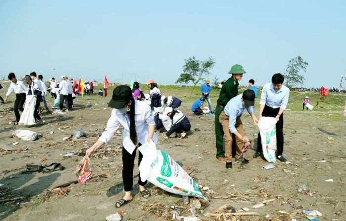 Khoảnh khắc học sinh tích cực dọn rác trên bãi biển, đóng góp vào những hình ảnh về bảo vệ môi trường biển