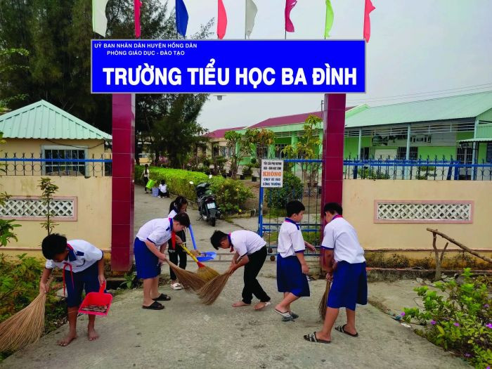Khoảnh khắc ý nghĩa khi học sinh cùng nhau dọn dẹp, khẳng định những hình ảnh về bảo vệ môi trường là một hành động tập thể