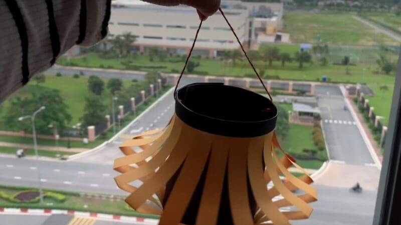 Làm lồng đèn Trung thu độc đáo bằng báo cũ, góp phần giảm rác thải