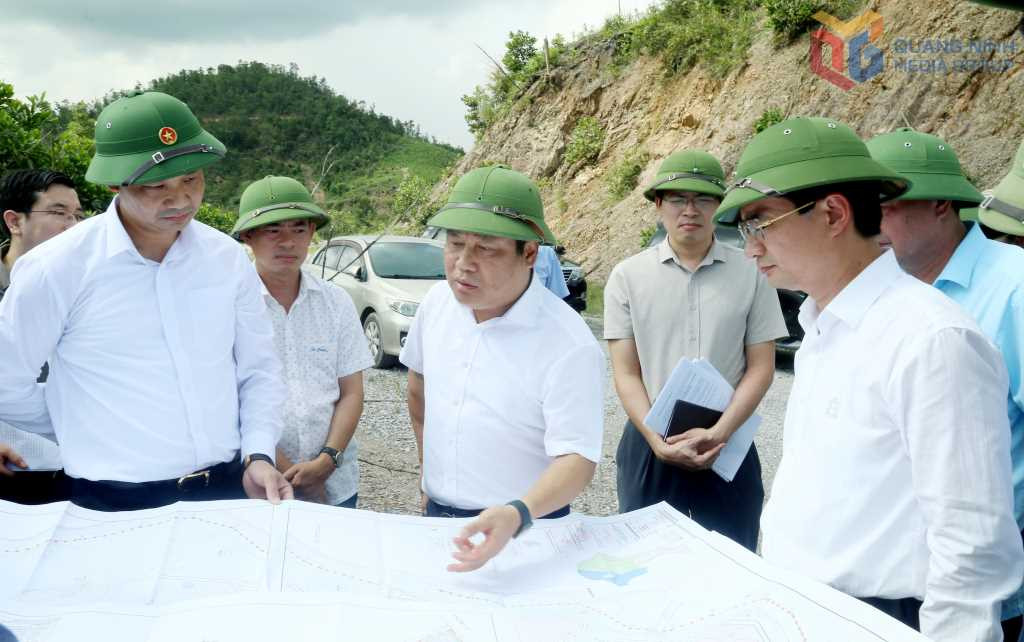 Lãnh đạo đang lắng nghe báo cáo, quy trình kiểm tra thư rác cần được thực hiện kỹ lưỡng.