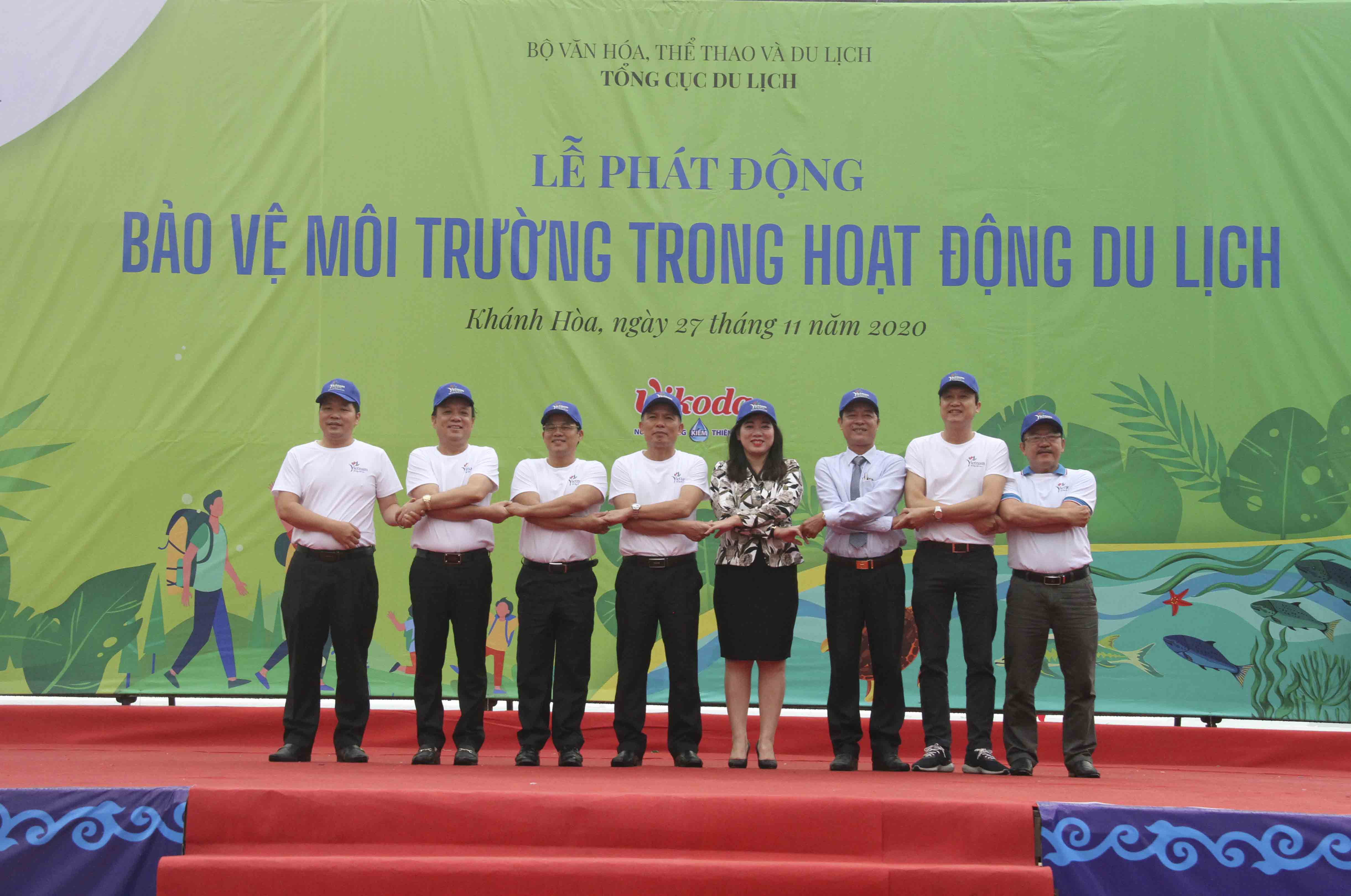 Lãnh đạo ngành du lịch và các đối tác bắt tay cam kết bảo vệ môi trường trong du lịch tại lễ phát động ở Nha Trang