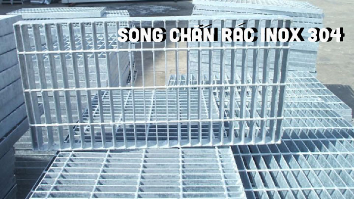 Lắp đặt song chắn rác inox 304 chất lượng cao trong hệ thống thoát nước khu dân cư để ngăn chặn rác thải.