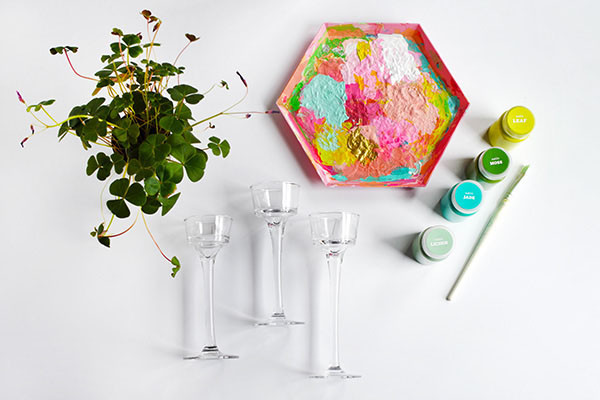 Lọ hoa từ cốc thủy tinh nhiều màu sắc
