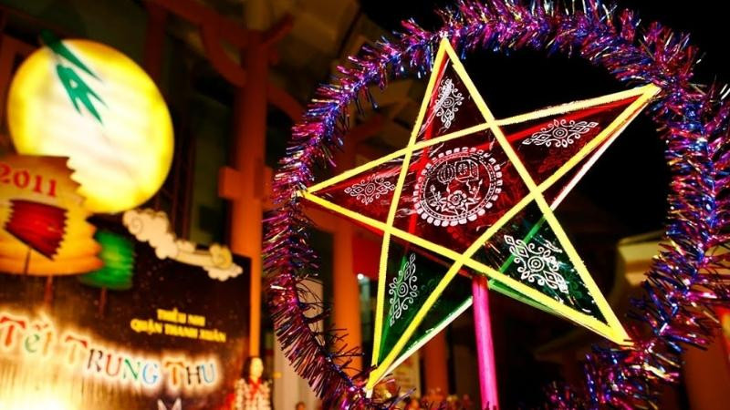 Lồng đèn Ông sao truyền thống làm từ tre và giấy kiếng tái chế
