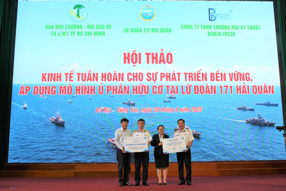 Lữ đoàn 171 nhận phân vi sinh và hạt giống từ Hội Bảo vệ Thiên nhiên TPHCM hỗ trợ chương trình bảo vệ môi trường