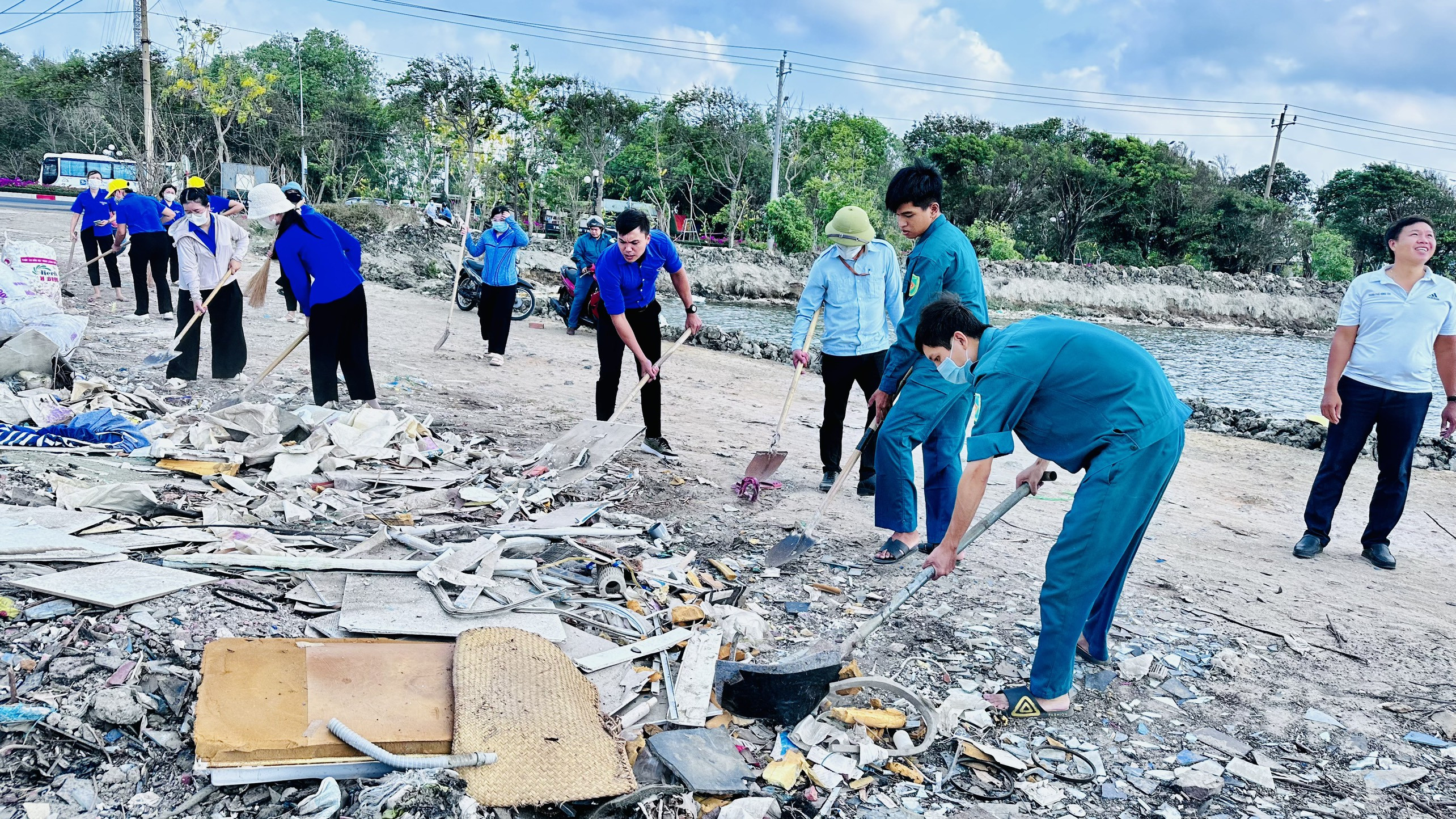 Lực lượng dân quân tham gia thu gom rác, thể hiện tinh thần chung tay cấm đổ rác tại Vũng Tàu