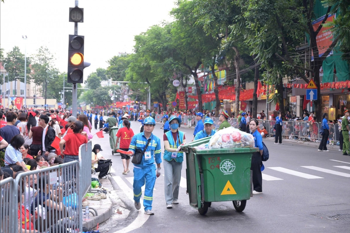 Lực lượng vệ sinh môi trường được tăng cường tại các tuyến phố tập trung đông người dân để chủ động thu gom rác.