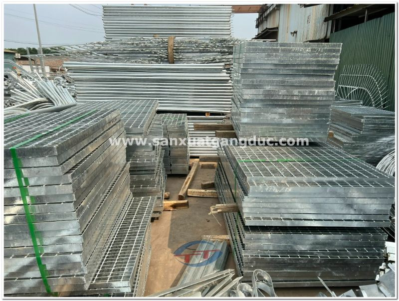 Lưới chắn rác mạ kẽm công nghiệp với cấu trúc thanh la và thanh giằng xoắn chắc chắn