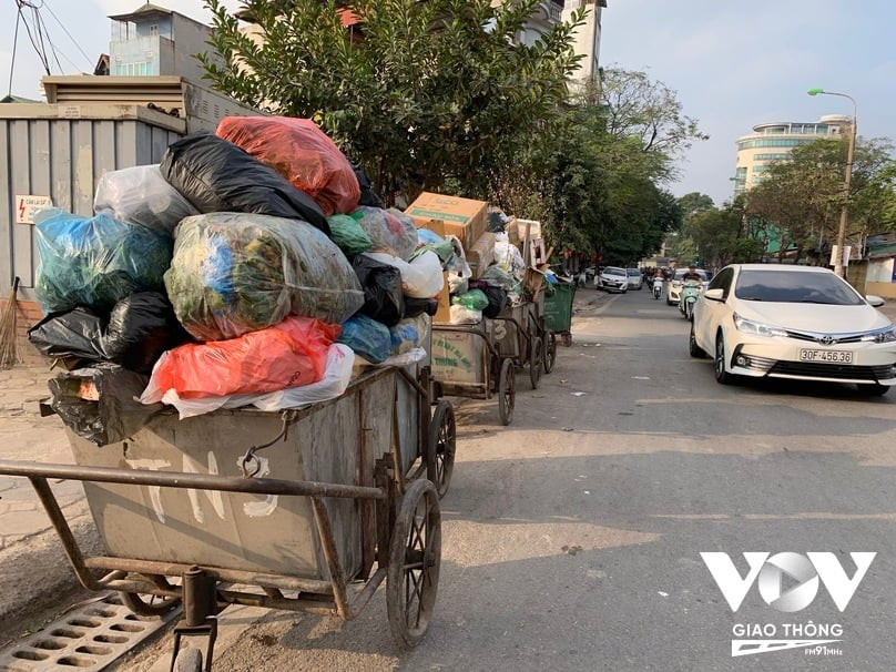 Lượng rác thải sinh hoạt khổng lồ khiến xe gom quá tải và rác dễ rơi vãi, gây khó khăn cho công nhân vệ sinh và vấn đề xả rác.
