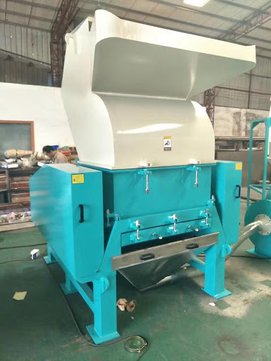 Máy băm nhựa công suất lớn, thiết yếu trong quy trình xử lý và tái chế các loại rác thải nhựa thành nguyên liệu thô.