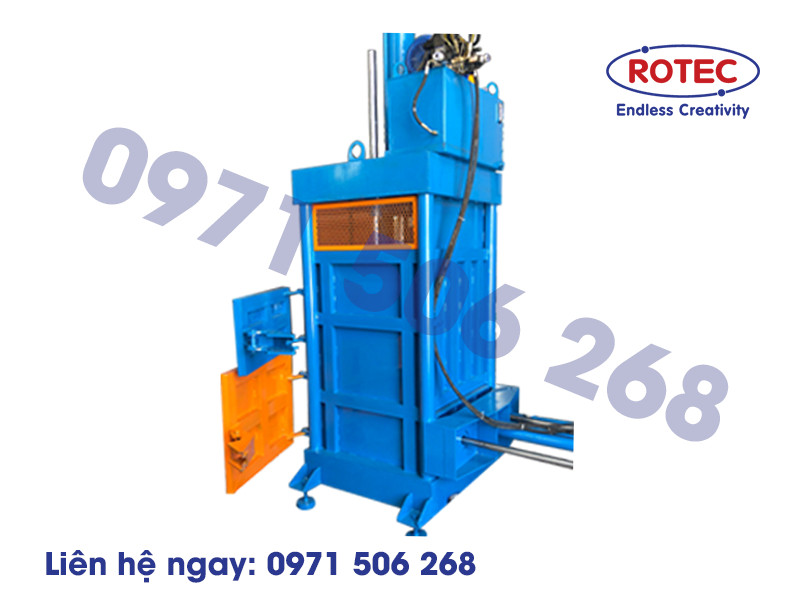 Máy ép rác thủy lực đứng đang nén chất thải nhựa hiệu quả