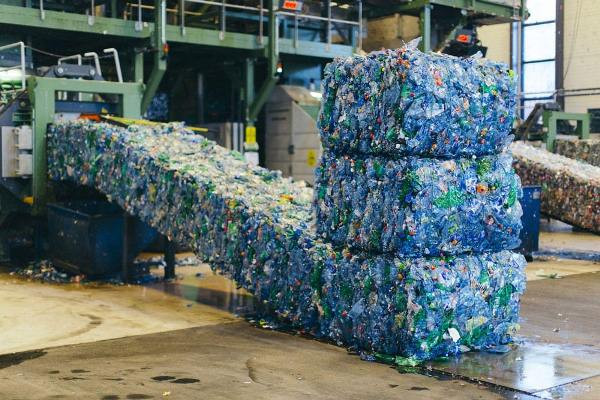 Máy xử lý rác thải nhựa chuyên dụng giúp phân loại và tái chế hiệu quả các loại rác thải nhựa, góp phần giảm ô nhiễm môi trường.