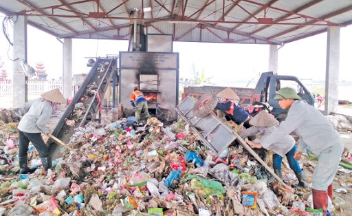 Máy xử lý rác thải sinh hoạt nhỏ gọn cho gia đình, giúp biến các loại rác hữu cơ thành phân bón hữu ích.