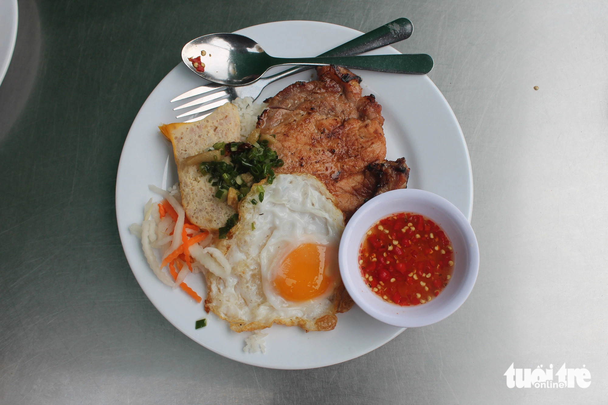 Miếng sườn nướng đậm đà cùng nước mắm chua ngọt đặc trưng làm nên thương hiệu cơm tấm bãi rác