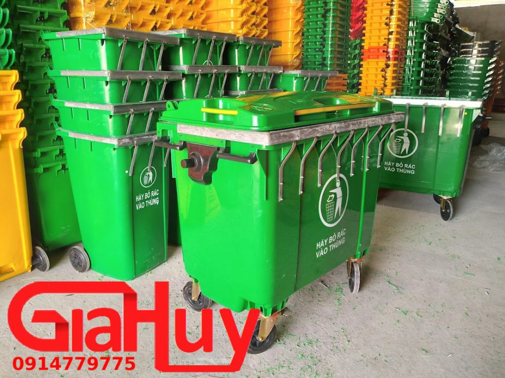 Miệng thùng rác to có nắp 660 lít được gia cố, tăng cường độ bền khi sử dụng xe ép rác
