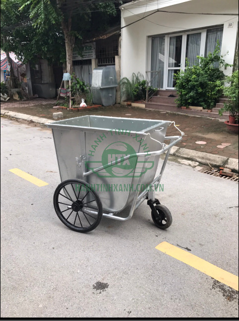 Minh họa xe gom rác đẩy tay 500 lít kết nối với xe ép rác