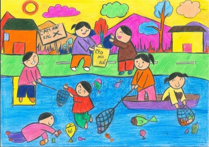 Một bạn nhỏ đang bỏ rác vào thùng, xung quanh là biển xanh và những chú cá đang bơi, truyền tải thông điệp vẽ bảo vệ môi trường biển và giữ gìn sạch đẹp