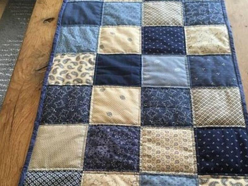Một chiếc chăn mùa thu xinh xắn được làm từ quần jeans cũ sẽ được rất nhiều người yêu thích