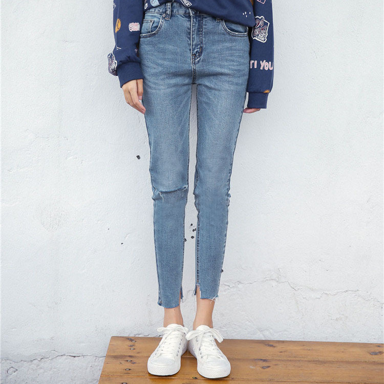 Một chiếc quần jeans xanh đậm đang được mặc, minh họa tiềm năng tái chế quần jeans thành váy, góp phần giảm thiểu rác thải dệt may.