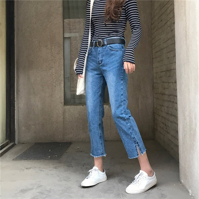 Một chiếc quần jeans xanh nhạt được mặc, minh họa tiềm năng biến đổi của vải denim khi tái chế quần jeans thành váy độc đáo.