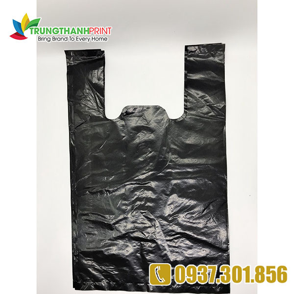 Một chồng các bịch đựng rác có quai màu đen đang được sắp xếp để vận chuyển hoặc trưng bày