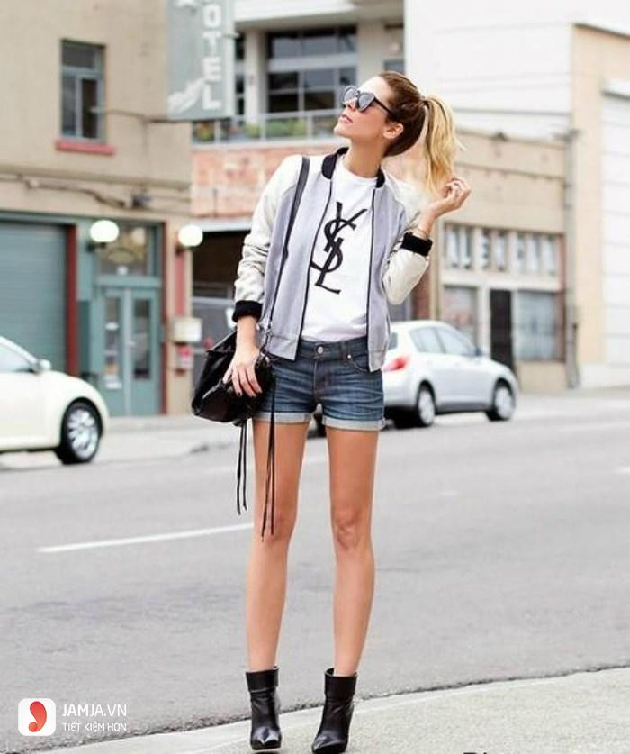 Một cô gái cá tính với áo bomber và quần jeans ngắn, chiếc quần jeans ngắn này cũng mang tiềm năng để tái chế thành váy hoặc các món đồ denim khác.