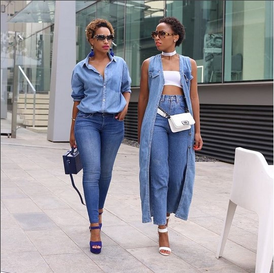 Một cô gái cá tính với áo sơ mi denim mở ngoài áo phông và quần jeans rách, chiếc quần jeans cũ này có thể được biến tấu thành váy denim độc đáo.