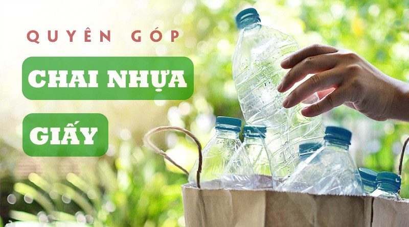 Một cô gái đang phân loại rác thải nhựa và các vật liệu tái chế khác, thể hiện nguyên tắc giảm thiểu, tái sử dụng, tái chế (3R).