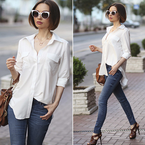 Một cô gái đang tạo dáng với áo sơ mi cách điệu và quần jeans xanh, chiếc quần jeans này có thể được biến hóa thành váy denim nữ tính thông qua tái chế.