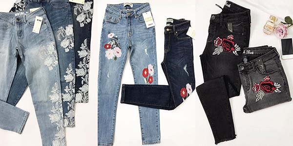 Một cô gái đang tạo dáng với chiếc quần jeans, thể hiện sự đa dạng của vải denim và tiềm năng tái chế quần jeans thành váy.