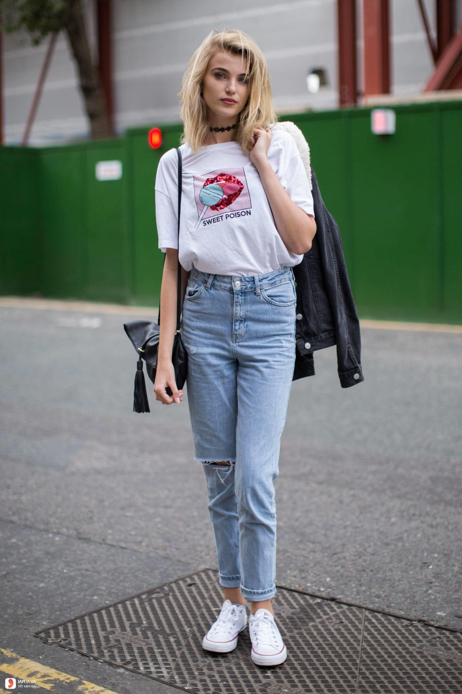 Một cô gái phối quần jeans với boot cổ cao, minh họa sự đa dạng trong cách tận dụng vải denim cũ để tái chế quần jeans thành váy hoặc phụ kiện.