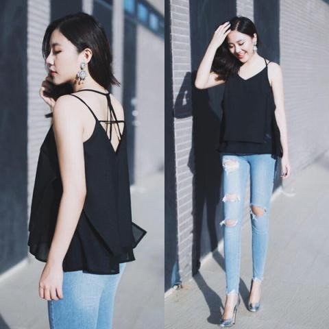 Một cô gái thanh lịch với áo hai dây và quần jeans cạp cao, chiếc quần jeans cũ này có thể được biến hóa thành chiếc váy denim độc đáo và cá tính.