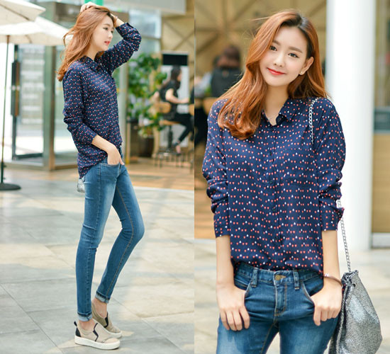 Một cô gái thanh lịch với áo sơ mi cách điệu họa tiết và quần jeans xanh đậm, chiếc quần jeans cũ này là nguồn vật liệu tiềm năng để tái chế thành váy thời trang.