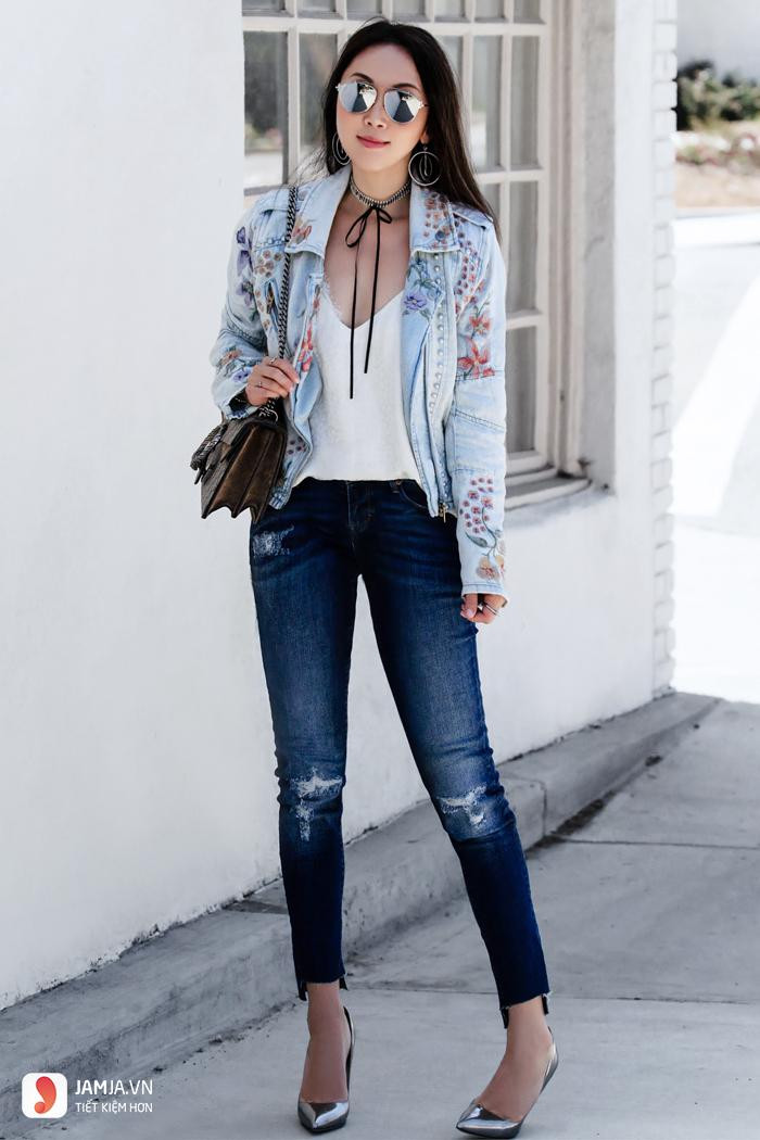 Một cô gái trẻ trung mặc quần jeans với giày thể thao, chiếc quần jeans này có thể là nguyên liệu để tái chế thành váy, thể hiện phong cách năng động và bền vững.