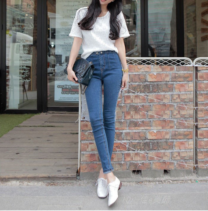 Một cô gái trong chiếc quần jeans và áo peplum, chiếc quần jeans này là ví dụ về kiểu dáng có thể tái chế thành váy chữ A hoặc váy mini.