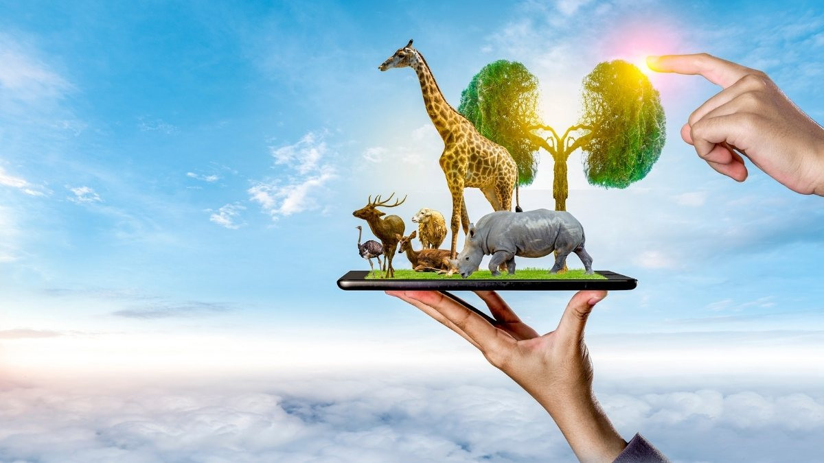 Một đứa trẻ đang cầm túi rác tái chế, minh họa hành động thiết thực trong việc giữ gìn môi trường sạch sẽ và xây dựng nền bảo vệ môi trường từ thuở nhỏ.